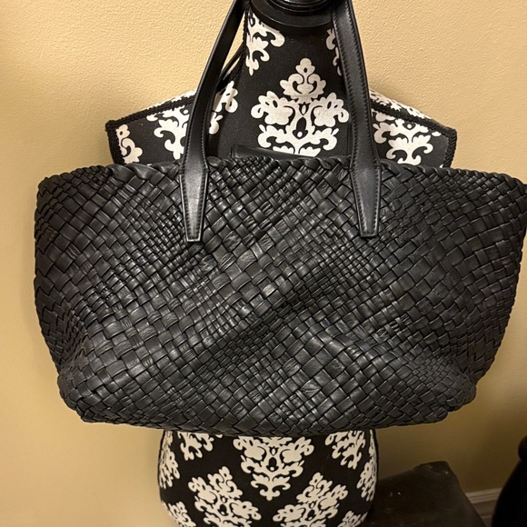 🖤Etienne Aigner Black Woven Leather inside zip pouch & open slots shoulder bag - Picture 3 of 11